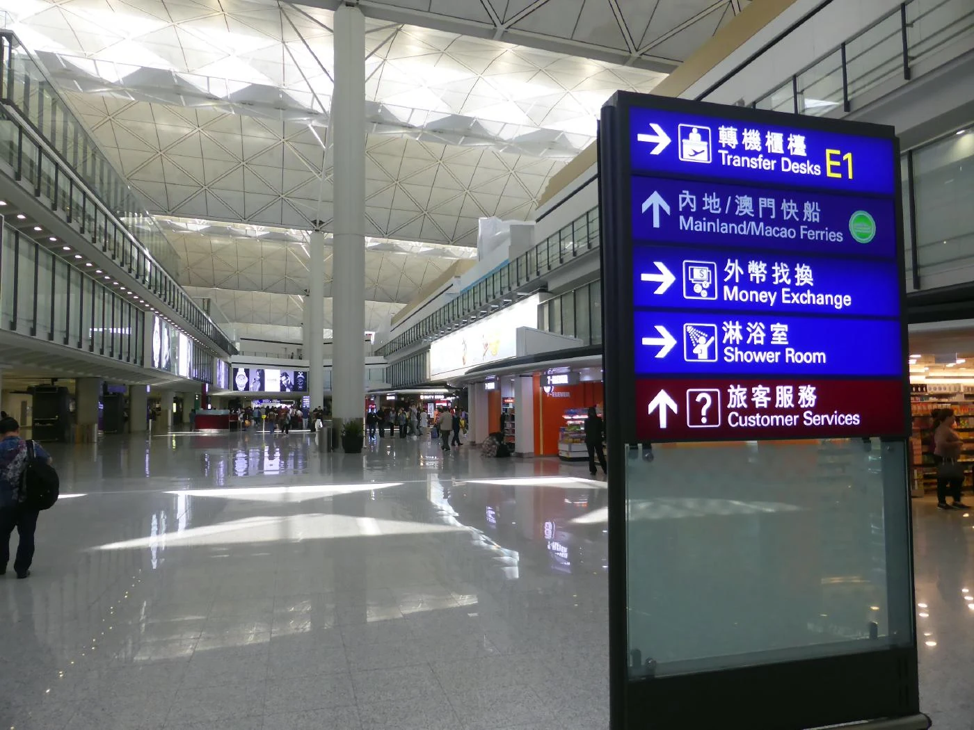 香港机场转机柜台和内地澳门客轮的指示牌
