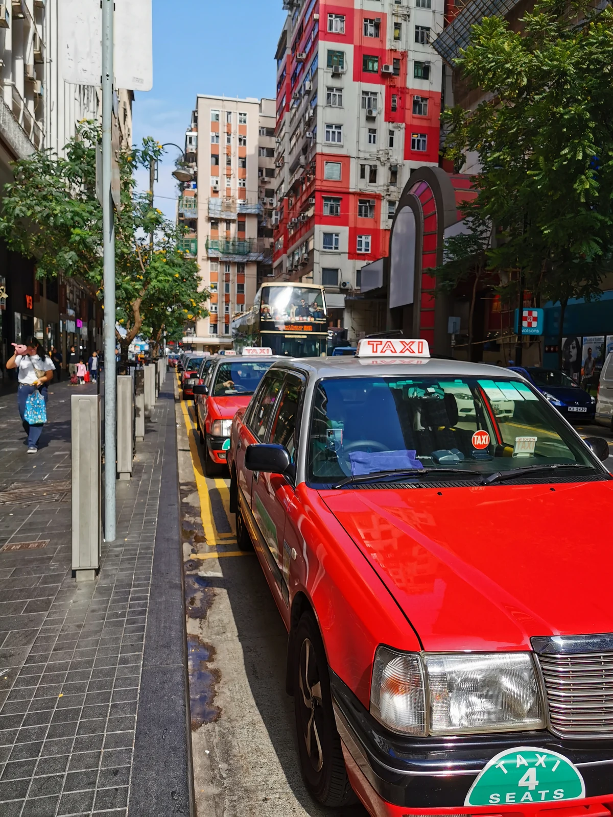 香港街边排队的红色出租车