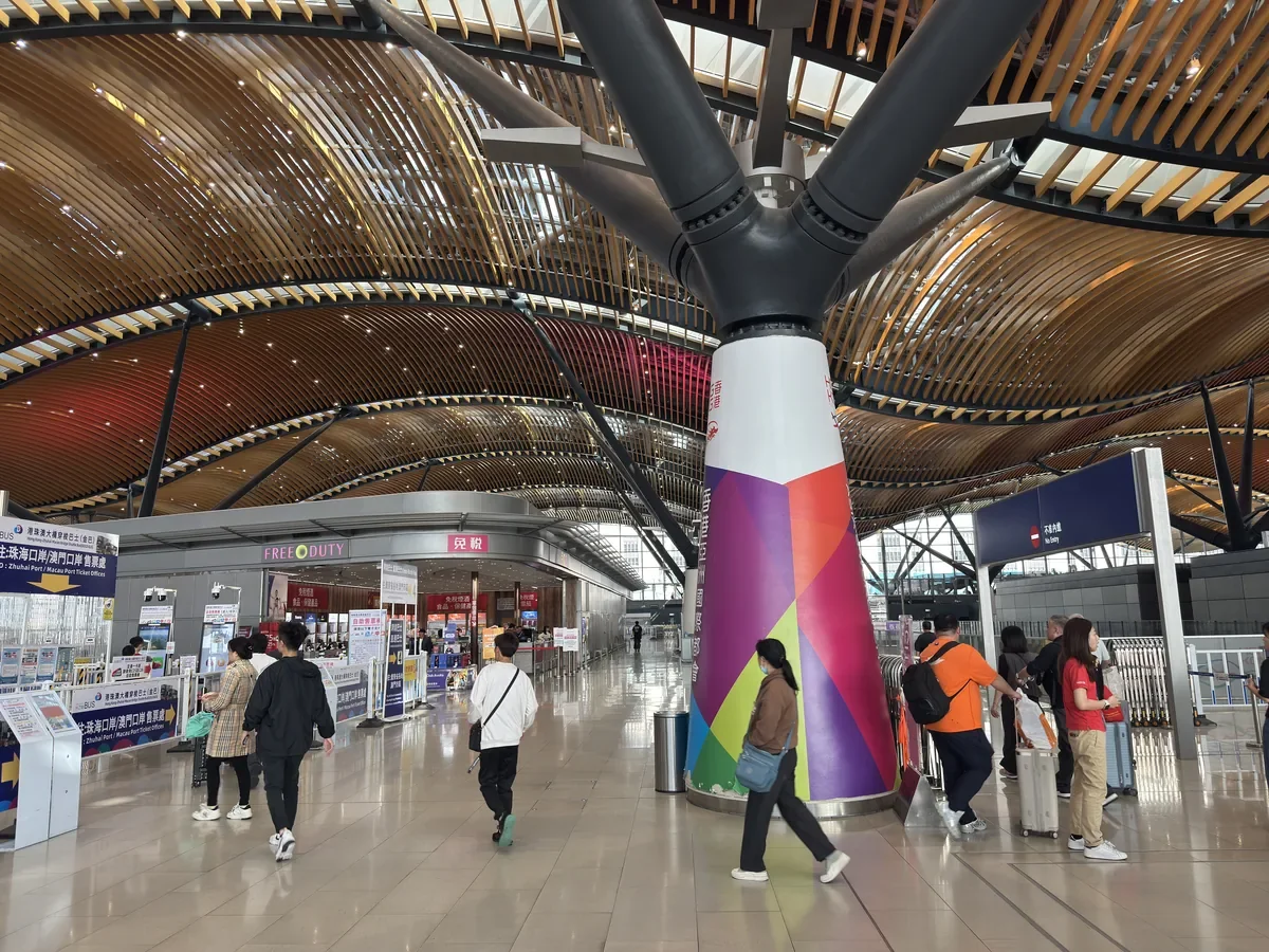 港珠澳大桥香港口岸的室内大厅与候车区域