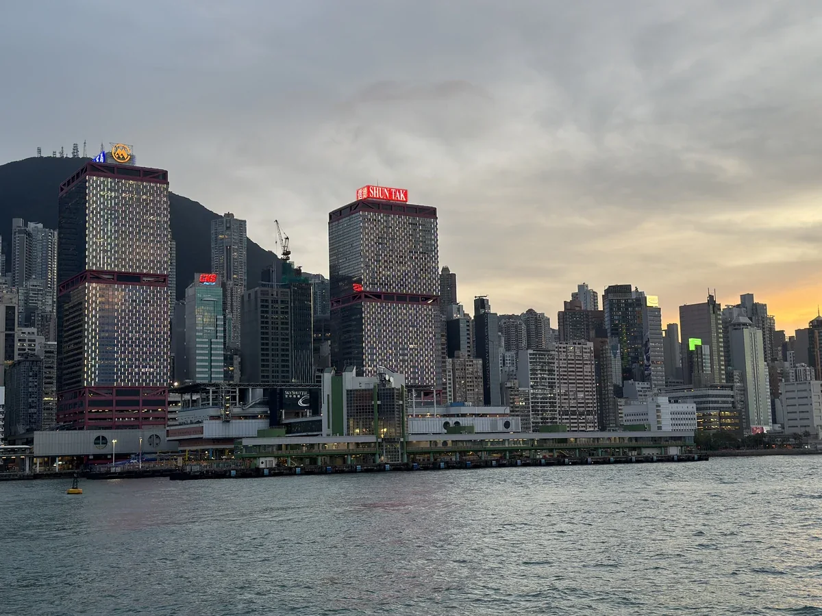从维港看香港上环港澳码头及信德中心,2024年照片