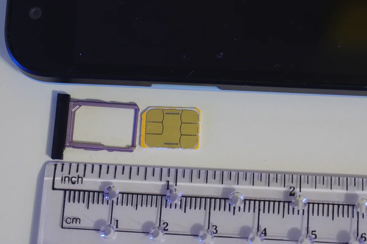 Nano SIM 金属接点、对应手机卡托与比例尺
