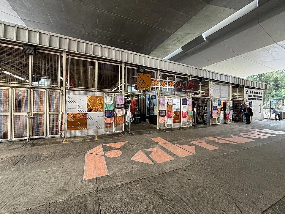 通州街新布艺市场的入口、布料与橙色地面图案