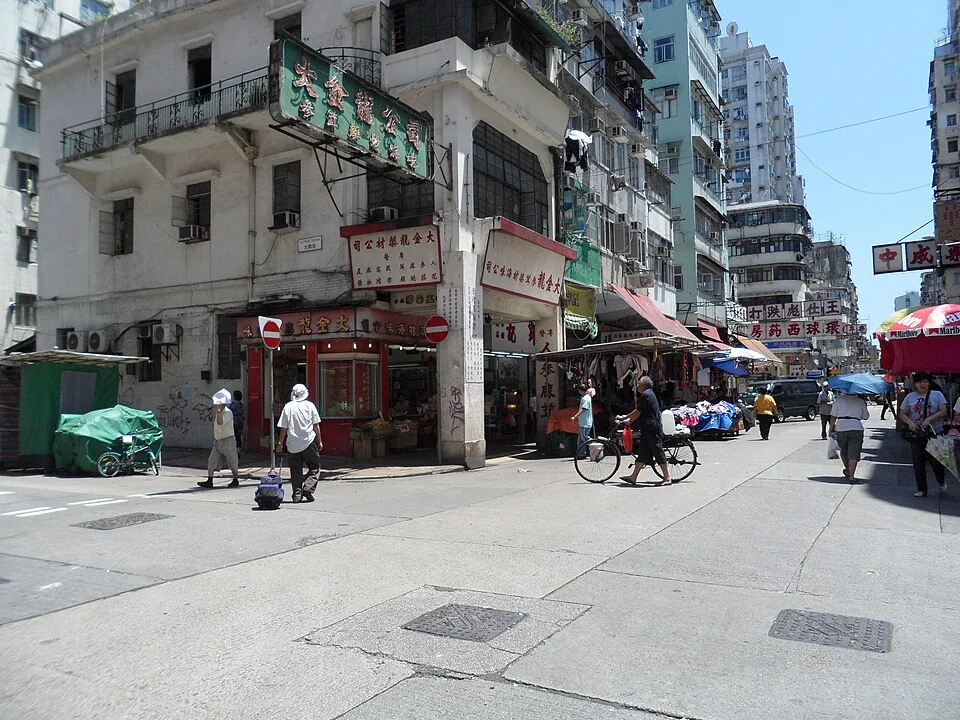 大南街与北河街交界的唐楼、店铺和行人