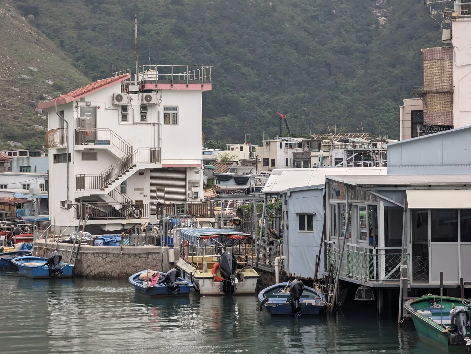 大澳水道旁的棚屋、船只与不同年代的住宅