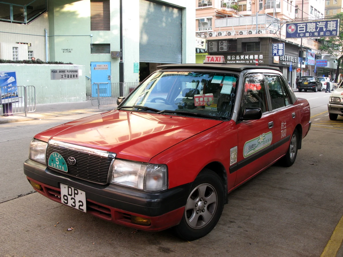 香港紅色市區的士的車身與車頂標誌