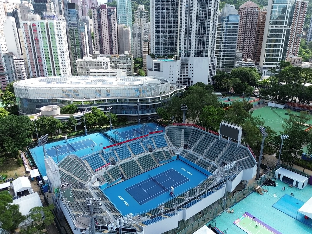 维多利亚公园网球主场及邻近泳池建筑的历史俯瞰照片