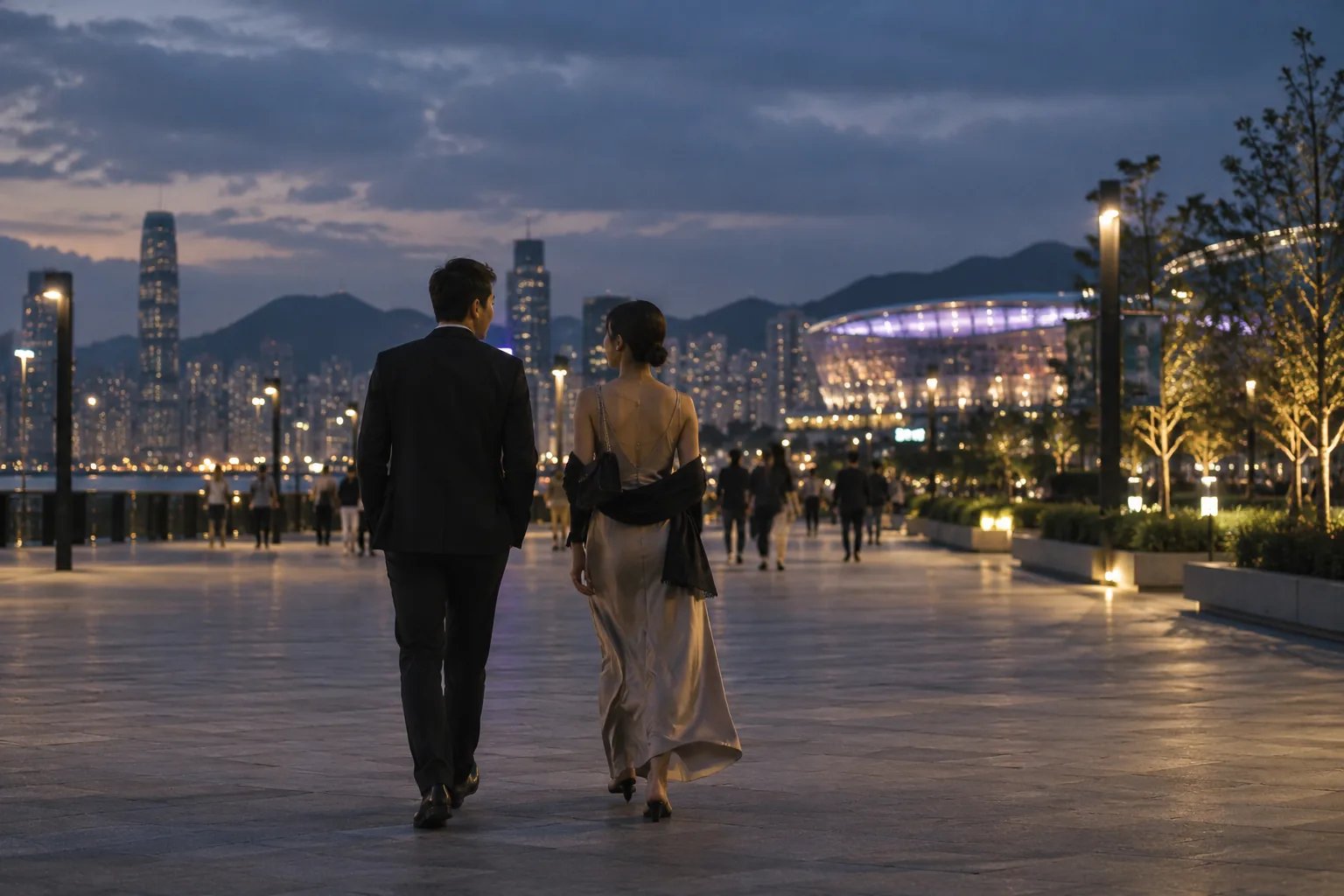 夜色中的香港海滨与准备赴演出的旅客