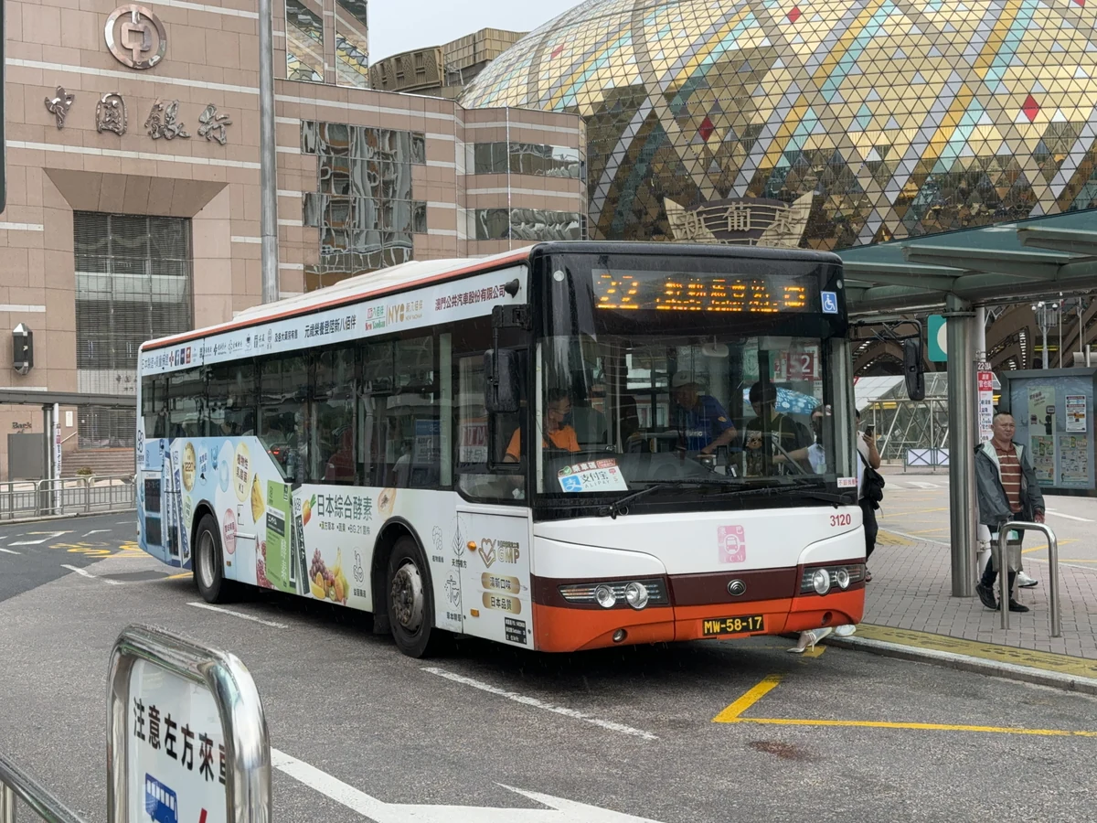 A TCM route 22 bus at Praça Ferreira do Amaral in Macau